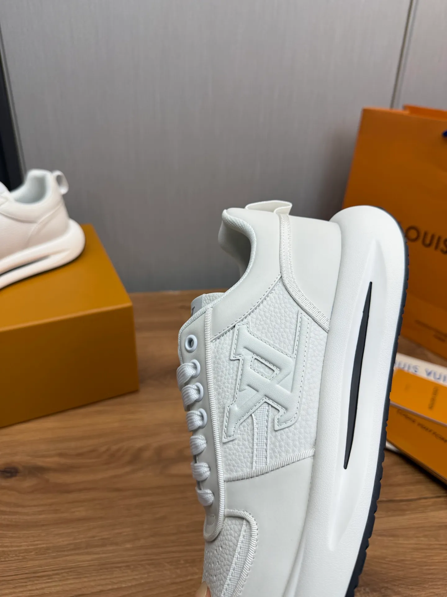 Men's shoes 💰820💰 Lv. Top purchasing agent 🇮🇹 Louis Vuitton, sports shoes counter synchronization, uppers imported from Italy, high-quality splicing and complex handicrafts, imported mesh pads are soft and comfortable, soles: original factory special soles, TPU exclusive movable molded soles super comfortable, original factory single goods, 🔍🔍high quality, you can enter and exit the counter at will, welcome to compare, code number 38-44 (Customized 38.45)